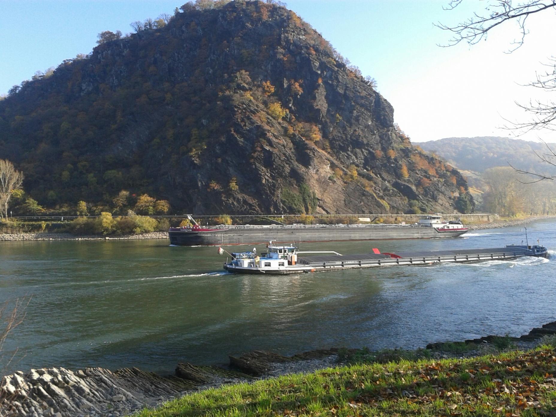 Photo: Ship encounter at the Loreley rock. Source: BfG